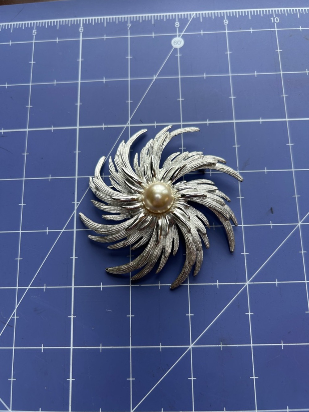 Sarah Coventry large 3”x3” brooch silvertone starburst vintage with pearl center - Picture 3 of 5